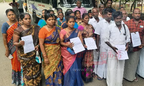 பள்ளி அருகே செல்போன் கோபுரம் அமைக்க முயற்சி