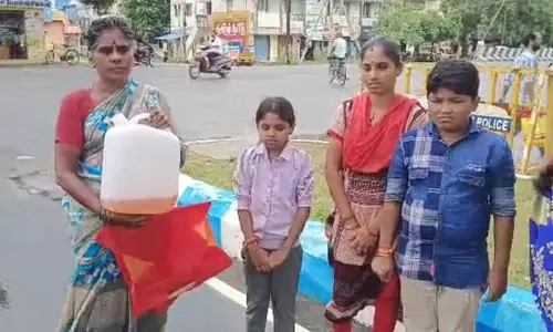 கலெக்டர் அலுவலகம் முன்  குடும்பத்துடன் பெண் தீக்குளிக்க முயற்சி