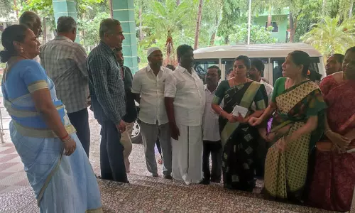 நகராட்சி அலுவலகத்தை முற்றுகையிட்டு பொதுமக்கள் போராட்டம்