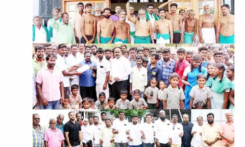 டெல்லியில் போராட்டம் நடத்த அனுமதி கேட்டு விவசாயிகள் அரை நிர்வாணத்துடன் மனு