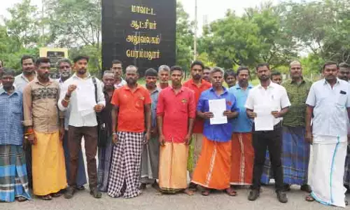 இழப்பீடு பெற்றுத்தரக்கோரி மக்காச்சோள பயிருடன் வந்து விவசாயி மனு