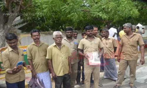 ஆட்டோ ஸ்டாண்டு அமைக்க அனுமதிக்க வேண்டும்; கலெக்டரிடம் டிரைவர்கள் மனு