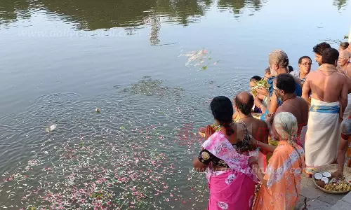 காவிரி நீருக்கு மலர் தூவி வரவேற்பு