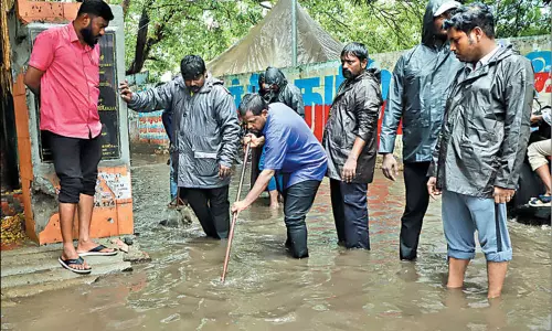 சென்னை மாநகராட்சி பகுதியில் மழைநீரை வெளியேற்றும் பணியில் 4 ஆயிரம் ஊழியர்கள் சென்னை மாநகராட்சி பகுதியில் மழைநீரை வெளியேற்றும் பணியில் 4 ஆயிரம் ஊழியர்கள்