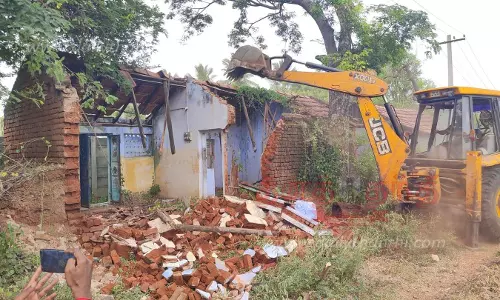 வீடுகளை இடிக்க பொதுமக்கள் எதிர்ப்பு