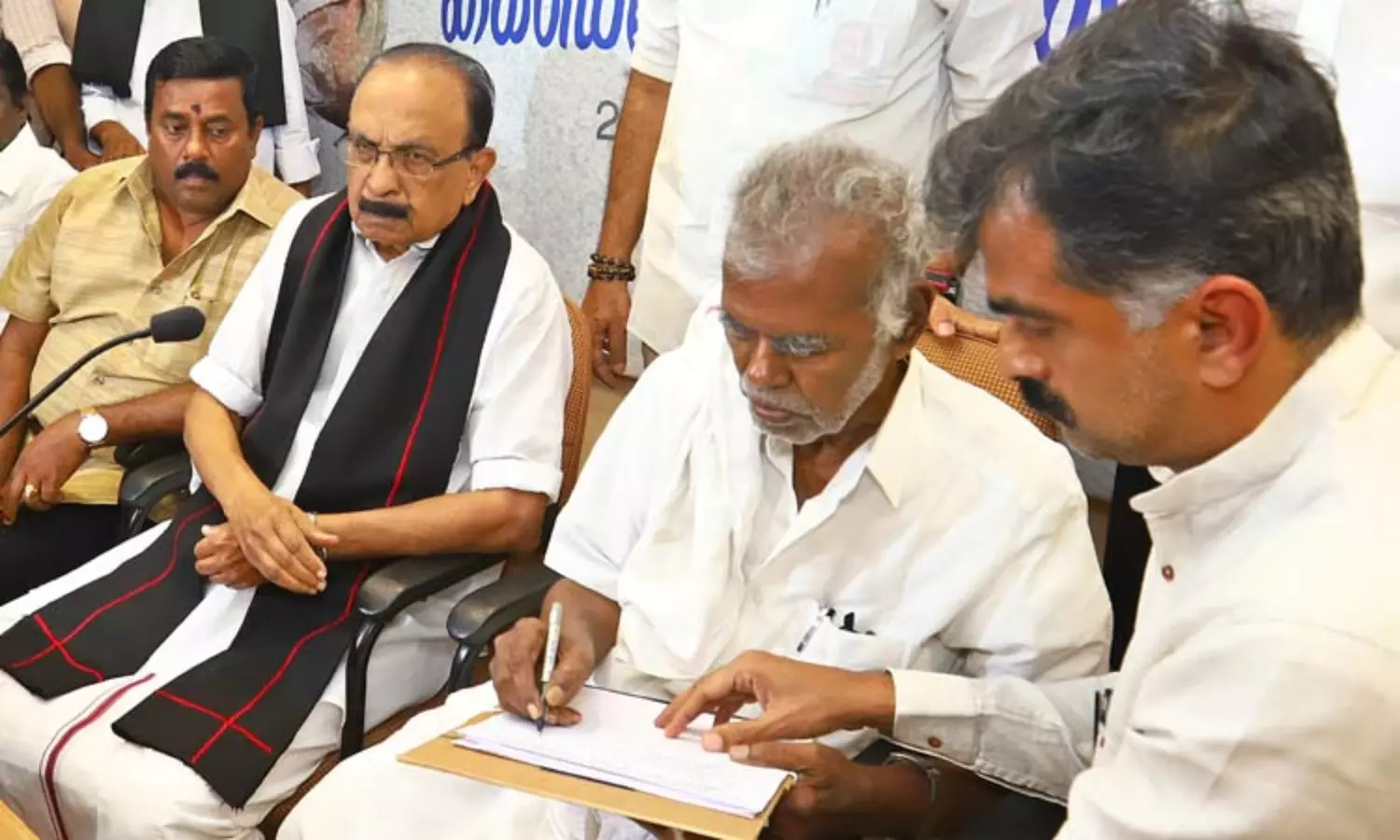 கவர்னர் ஆர்.என்.ரவியை திரும்ப பெறக்கோரி ம.தி.மு.க. சார்பில் கையெழுத்து இயக்கம் - ஆர்.நல்லக்கண்ணு தொடங்கி வைத்தார் கவர்னர் ஆர்.என்.ரவியை திரும்ப பெறக்கோரி ம.தி.மு.க. சார்பில் கையெழுத்து இயக்கம் - ஆர்.நல்லக்கண்ணு தொடங்கி வைத்தார்