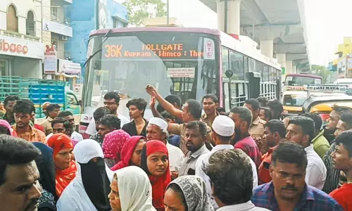 தொடர் மின் வெட்டை கண்டித்து பொதுமக்கள் சாலை மறியல்