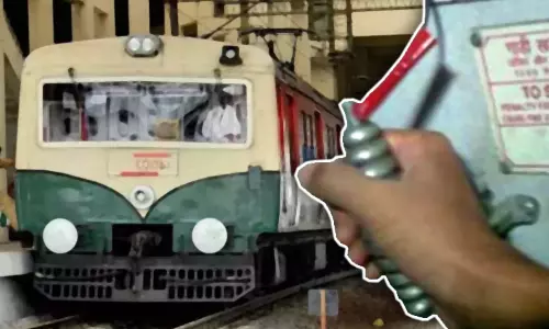 திருவள்ளூர் ரெயில் நிலையத்தில் மின்சார ரெயிலில் அபாய சங்கிலியை இழுத்த கல்லூரி மாணவர்கள் - 5 பேருக்கு அபராதம்