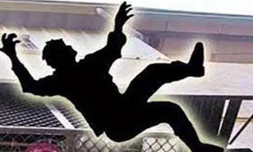 திருவள்ளூர் அருகே முதல் மாடியில் இருந்து தவறி விழுந்த வட மாநில தொழிலாளி பலி திருவள்ளூர் அருகே முதல் மாடியில் இருந்து தவறி விழுந்த வட மாநில தொழிலாளி பலி