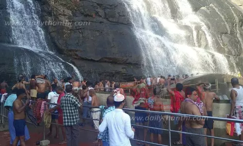 குற்றாலம் அருவிகளில் குளிக்க சுற்றுலா பயணிகளுக்கு அனுமதி குற்றாலம் அருவிகளில் குளிக்க சுற்றுலா பயணிகளுக்கு அனுமதி