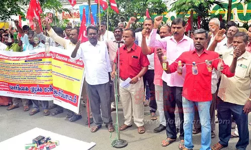 டாஸ்மாக் தொழிற்சங்கத்தினர் ஆர்ப்பாட்டம்