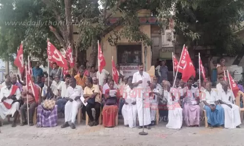 கூலி உயர்வு கேட்டு விசைத்தறி தொழிலாளர்கள் ஆர்ப்பாட்டம் கூலி உயர்வு கேட்டு விசைத்தறி தொழிலாளர்கள் ஆர்ப்பாட்டம்