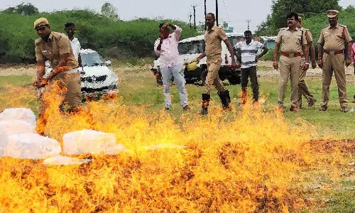 220 லிட்டர் எரிசாராயத்தை தீ வைத்து அழித்த போலீசார்