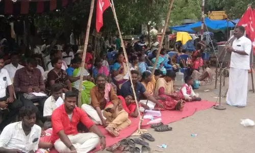 மார்க்சிஸ்ட் கம்யூனிஸ்டு கட்சியினர் காத்திருப்பு  போராட்டம்