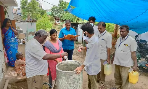 திண்டுக்கல்லில் டெங்கு தடுப்பு நடவடிக்கை தீவிரம்; வீடு, வீடாக அபேட் மருந்து தெளிப்பு திண்டுக்கல்லில் டெங்கு தடுப்பு நடவடிக்கை தீவிரம்; வீடு, வீடாக அபேட் மருந்து தெளிப்பு