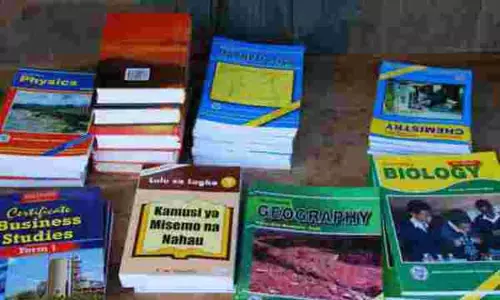 மாணவிகளுக்கு இலவச நோட்டு-புத்தகம்