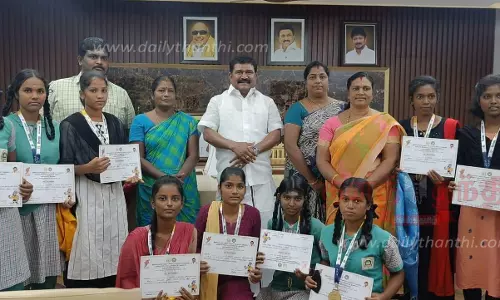 சாதனை மாணவிகளுக்கு பாராட்டு சாதனை மாணவிகளுக்கு பாராட்டு