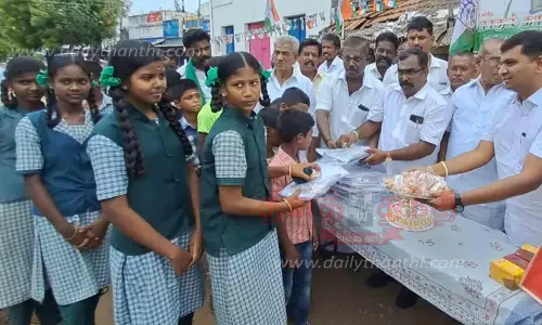 மாணவிகளுக்கு இலவச நோட்டு-புத்தகம் மாணவிகளுக்கு இலவச நோட்டு-புத்தகம்
