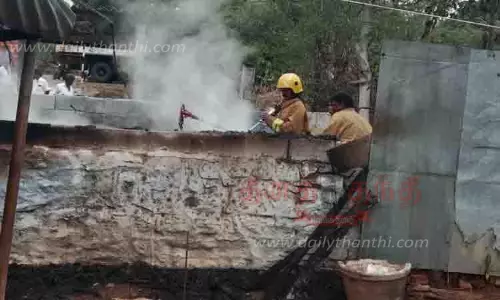 மின் கசிவு காரணமாக குடிசை வீடு தீப்பிடித்தது