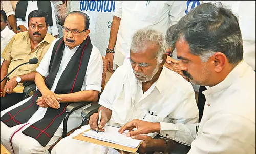கவர்னர் ஆர்.என்.ரவியை திரும்ப பெறக்கோரி ம.தி.மு.க. சார்பில் கையெழுத்து இயக்கம் கவர்னர் ஆர்.என்.ரவியை திரும்ப பெறக்கோரி ம.தி.மு.க. சார்பில் கையெழுத்து இயக்கம்