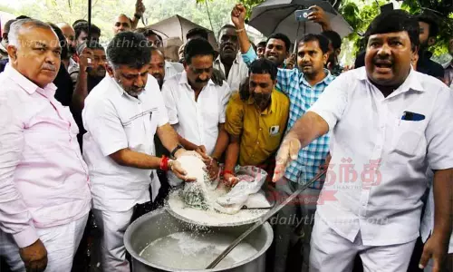 அன்னபாக்ய திட்டத்திற்கு அரிசி வழங்கும் விவகாரம்; கர்நாடக மாநிலம் முழுவதும் காங்கிரஸ் - பா.ஜனதா போட்டி போராட்டம் அன்னபாக்ய திட்டத்திற்கு அரிசி வழங்கும் விவகாரம்; கர்நாடக மாநிலம் முழுவதும் காங்கிரஸ் - பா.ஜனதா போட்டி போராட்டம்