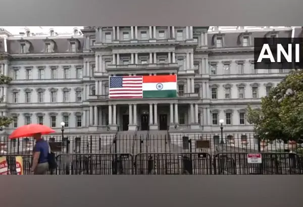 வாஷிங்டனில் உள்ள நிர்வாக அலுவலக கட்டிடத்தில் பட்டொளி வீசி பறந்த மூவர்ணக்கொடி...! வாஷிங்டனில் உள்ள நிர்வாக அலுவலக கட்டிடத்தில் பட்டொளி வீசி பறந்த மூவர்ணக்கொடி...!