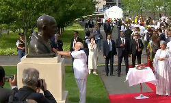 யோகா நிகழ்ச்சிக்கு முன்னதாக மகாத்மா காந்தி சிலைக்கு மலர் தூவி மரியாதை செலுத்திய பிரதமர் மோடி யோகா நிகழ்ச்சிக்கு முன்னதாக மகாத்மா காந்தி சிலைக்கு மலர் தூவி மரியாதை செலுத்திய பிரதமர் மோடி