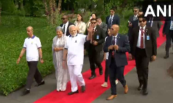 நியூயார்க்கில் உள்ள ஐ.நா. தலைமையகத்திற்கு பிரதமர் மோடி வருகை நியூயார்க்கில் உள்ள ஐ.நா. தலைமையகத்திற்கு பிரதமர் மோடி வருகை