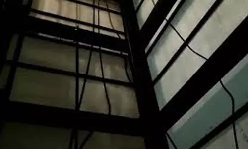 16 மாடி வணிக கட்டிடத்தில் லிப்ட் அறுந்து விழுந்தது - 13 பேர் காயம்