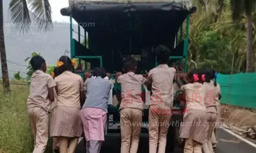 அடிக்கடி பழுதாகும் பேட்டரி வாகனம்; தள்ளிச்செல்லும் பழங்குடியின மாணவர்கள்