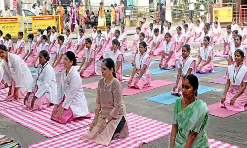 கோவையில் யோகா பயிற்சியில் ஆர்வத்துடன் பங்கேற்ற மாணவர்கள்