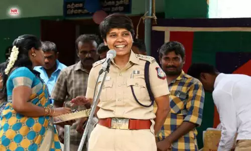 சினிமா பாடலை பாடி மாணவர்களுக்கு அறிவுரை கூறிய பெண் போலீஸ் அதிகாரி