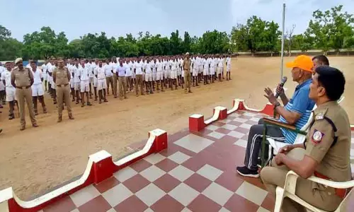 பொதுமக்களுடன் நல்லுறவை வளர்த்துக்கொள்ள வேண்டும்