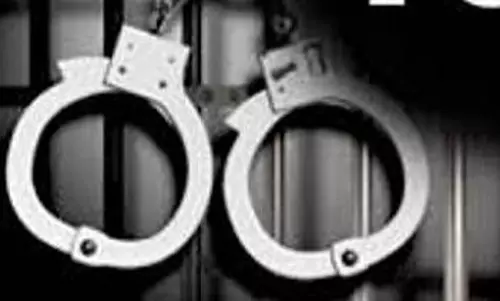 தொழிலாளியிடம் செல்போன் பறித்த வாலிபர் கைது