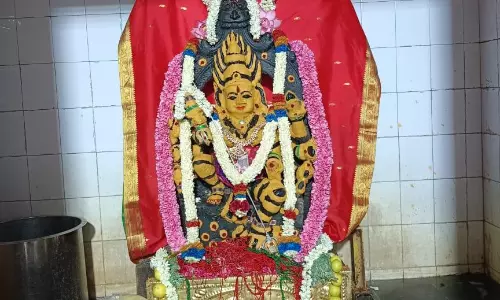 வெள்ளிரவெளியில் எழுந்தருளி வேண்டுவோர்க்கு வேண்டுவன அருளும் கரியகாளியம்மன் கோவில் குண்டம், தேேராட்டம் இன்று நடக்கிறது.