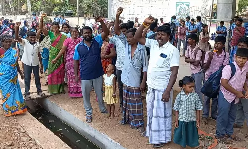 பாளையம் புதூரில் சாக்கடை நீரை வெளியேற்றக் கோரி பொதுமக்கள் ஆர்ப்பாட்டம்