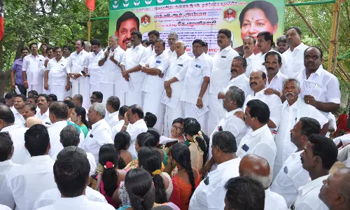 தர்மபுரியில் அ.தி.மு.க.வினர் கண்டன ஆர்ப்பாட்டம் - முன்னாள் அமைச்சர் கே.பி.அன்பழகன் எம்.எல்.ஏ. தலைமையில் நடந்தது தர்மபுரியில் அ.தி.மு.க.வினர் கண்டன ஆர்ப்பாட்டம் - முன்னாள் அமைச்சர் கே.பி.அன்பழகன் எம்.எல்.ஏ. தலைமையில் நடந்தது