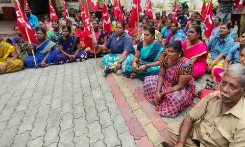 தர்மபுரி நகராட்சி அலுவலகத்தில் ஒப்பந்த தூய்மை பணியாளர்கள் உள்ளிருப்பு போராட்டம் தர்மபுரி நகராட்சி அலுவலகத்தில் ஒப்பந்த தூய்மை பணியாளர்கள் உள்ளிருப்பு போராட்டம்