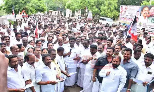 அமைச்சர் செந்தில்பாலாஜியை பதவி நீக்கம் செய்யக்கோரி அ.தி.மு.க. ஆர்ப்பாட்டம் செந்தில்நாதன் எம்.எல்.ஏ. தலைமையில் நடந்தது