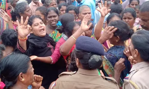 செல்போன் கோபுரம் அமைக்க எதிர்ப்பு தெரிவித்து சாலை மறியல்