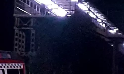 ரெயில் நிலைய மேம்பால நடைமேடை கூரையில் தீ