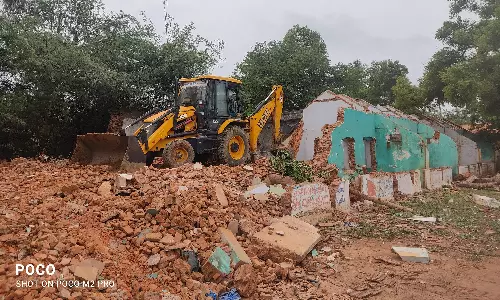 கறம்பக்குடி அரசு அலுவலர்கள் குடியிருப்பு இடிக்கப்பட்டது