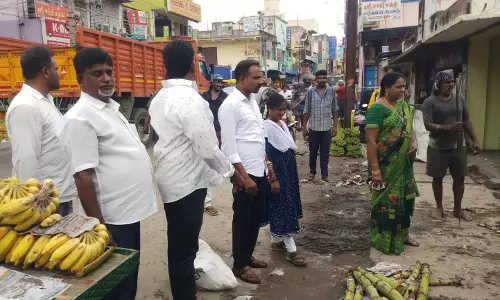 நகராட்சி கடைகளை இடிக்கும் பணிகளை நகர மன்ற தலைவர் ஆய்வு