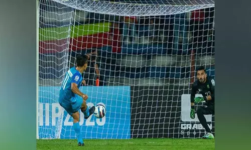 சுனில் சேத்ரி ஹாட்ரிக் கோல் அடித்து சாதனை: சர்வதேச போட்டியில் அதிக கோல் அடித்தவர்கள் பட்டியலில் 4-வது இடத்துக்கு முன்னேற்றம்