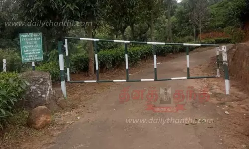 சாலையில் அமைத்த நுழைவு வாயிலை அகற்ற வேண்டும்