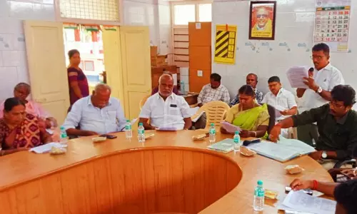 உடுமலை பகுதியில் ஆடு, மாடுகளை கடித்து குதறும் நாய்களை பிடிக்க வேண்டும் என்று ஒன்றியக்குழு கூட்டத்தில் கவுன்சிலர்கள் வலியுறுத்தினர்.