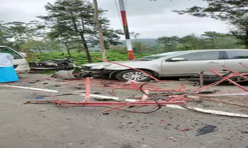 தடுப்பு வேலியில் கார் மோதி விபத்து