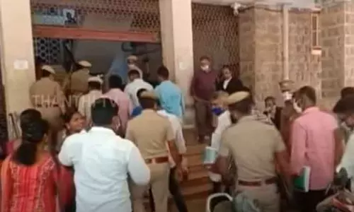 சாத்தான்குளம் கொலை வழக்கு: விசாரணைக்கு மேலும் 4 மாதம் அவகாசம் கோரிய மனு 27-ந்தேதிக்கு ஒத்திவைப்பு சாத்தான்குளம் கொலை வழக்கு: விசாரணைக்கு மேலும் 4 மாதம் அவகாசம் கோரிய மனு 27-ந்தேதிக்கு ஒத்திவைப்பு