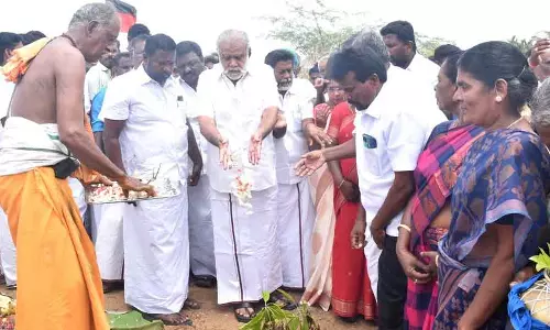 ரூ.70 லட்சத்தில் தார்சாலை, பாலம் கட்டும் பணி