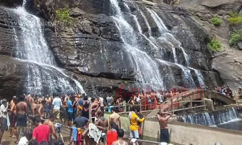 குற்றாலம் அருவிகளில் சுற்றுலா பயணிகள் உற்சாக குளியல்